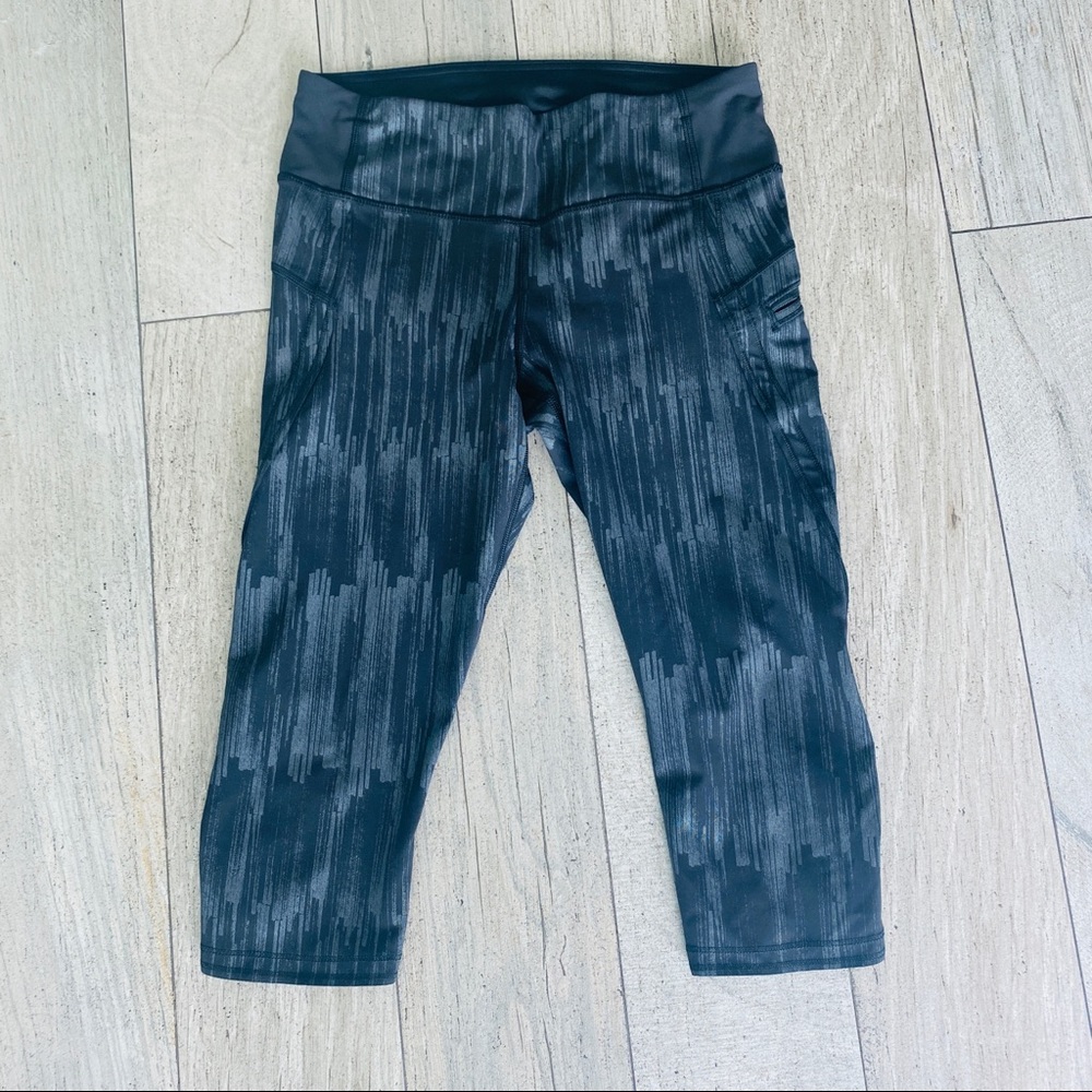 Lululemon black & silver cropped workout leggings